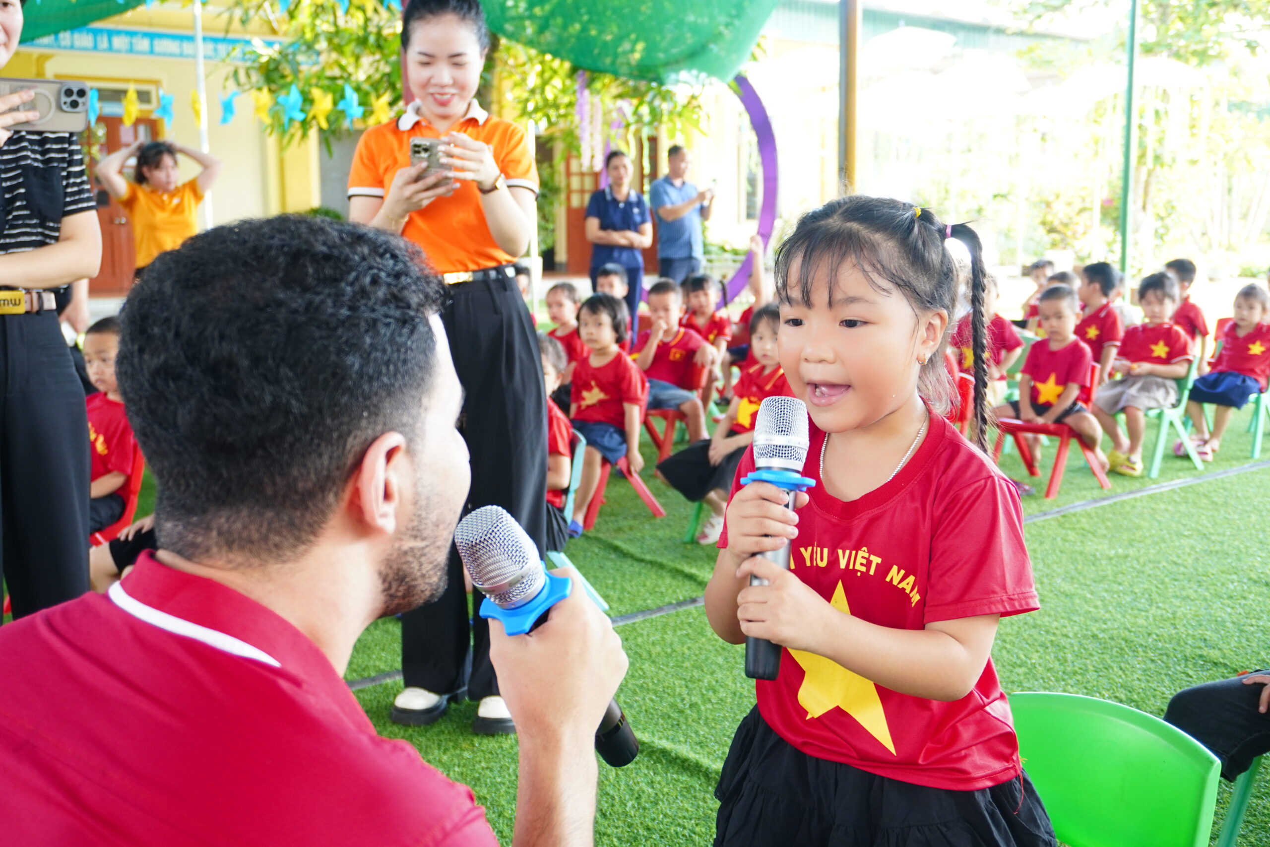 Các bé thích thú khi giao tiếp thầy Salim