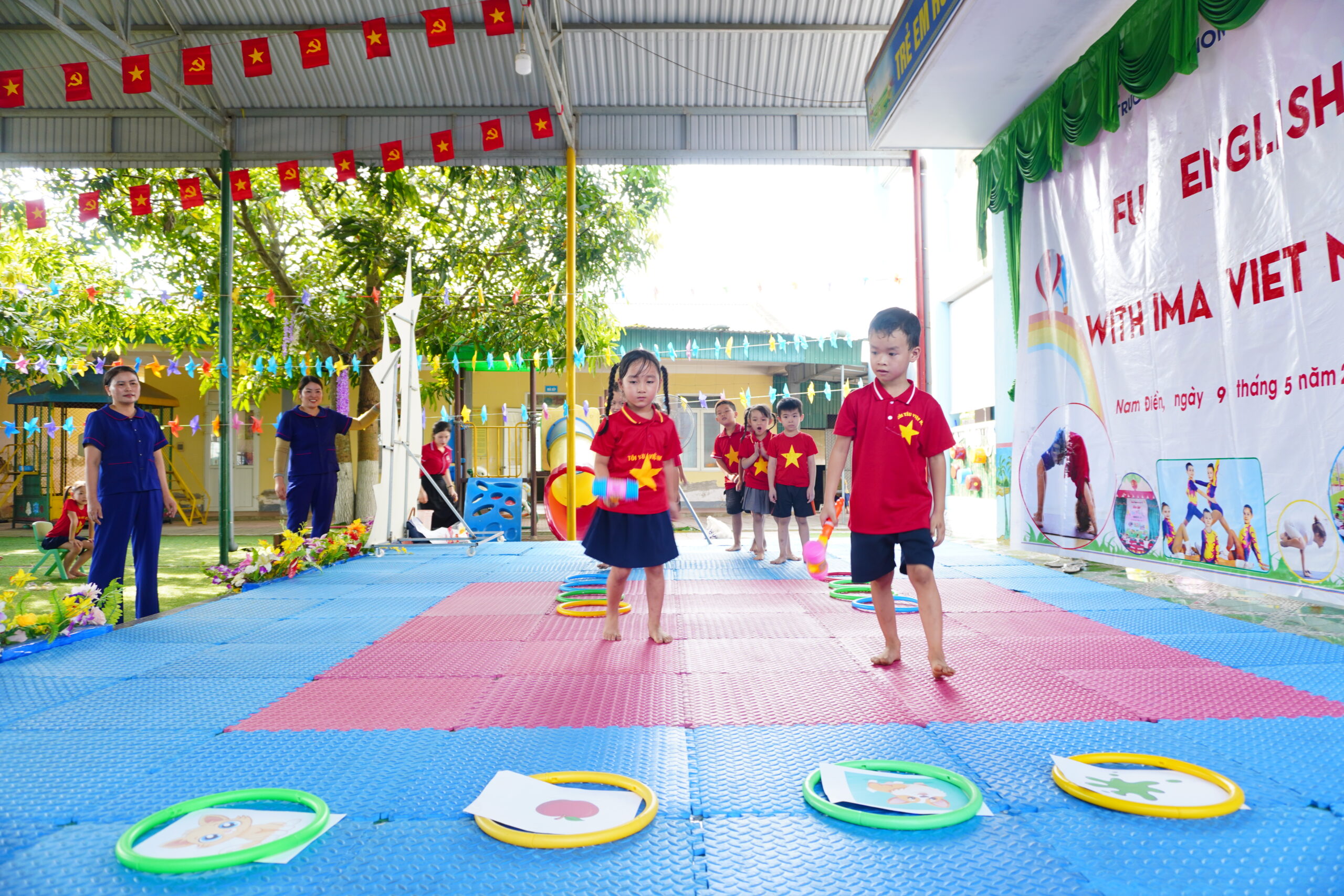 Các em thích thú tham gia trò chơi tương tác “Vượt chướng ngại vật tìm flashcard”