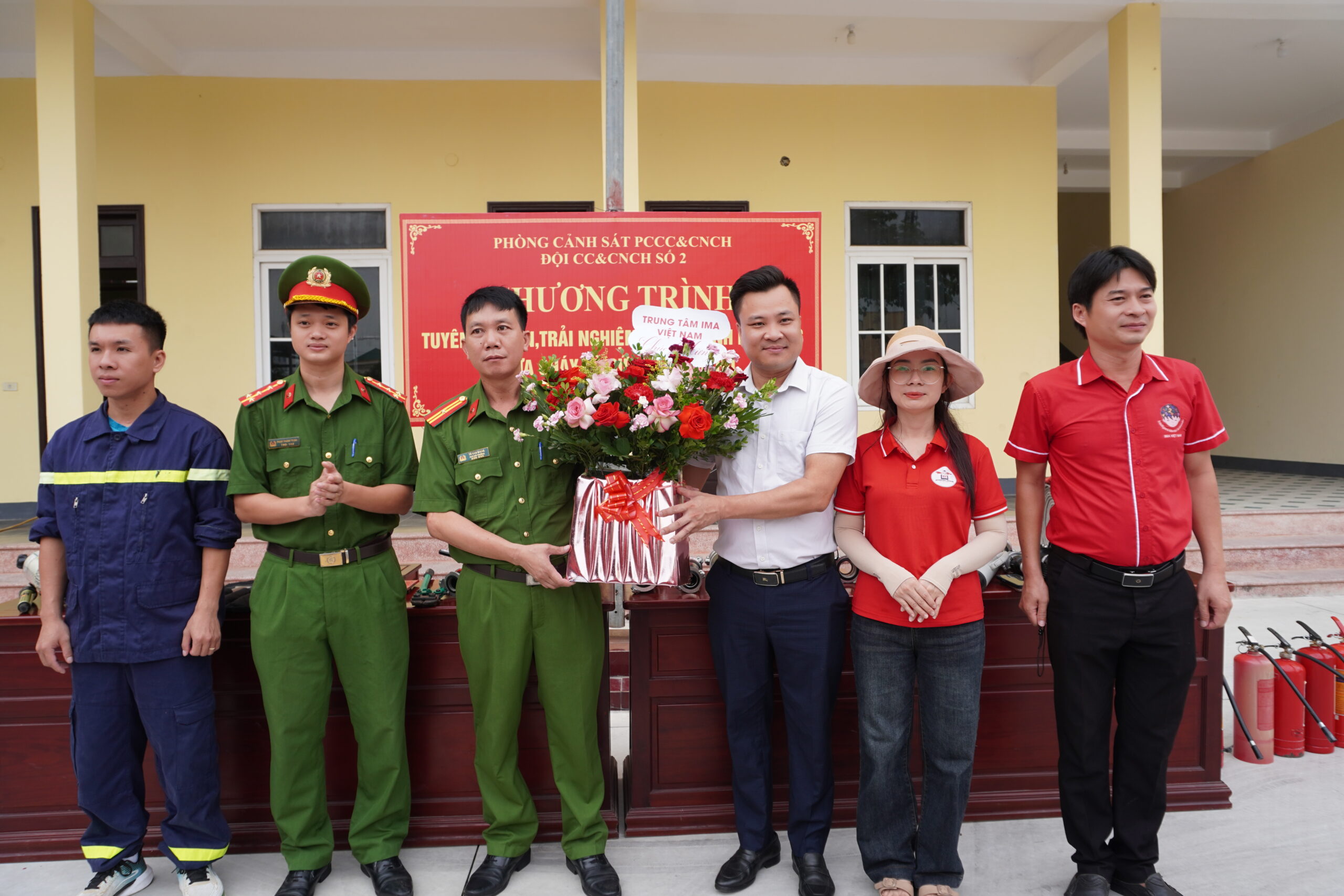 Trại hè “Em là chiến sỹ” tham gia trải nghiệm tại đơn vị Phòng cảnh sát PCCC & CNCC Số 2 tỉnh Nghệ An