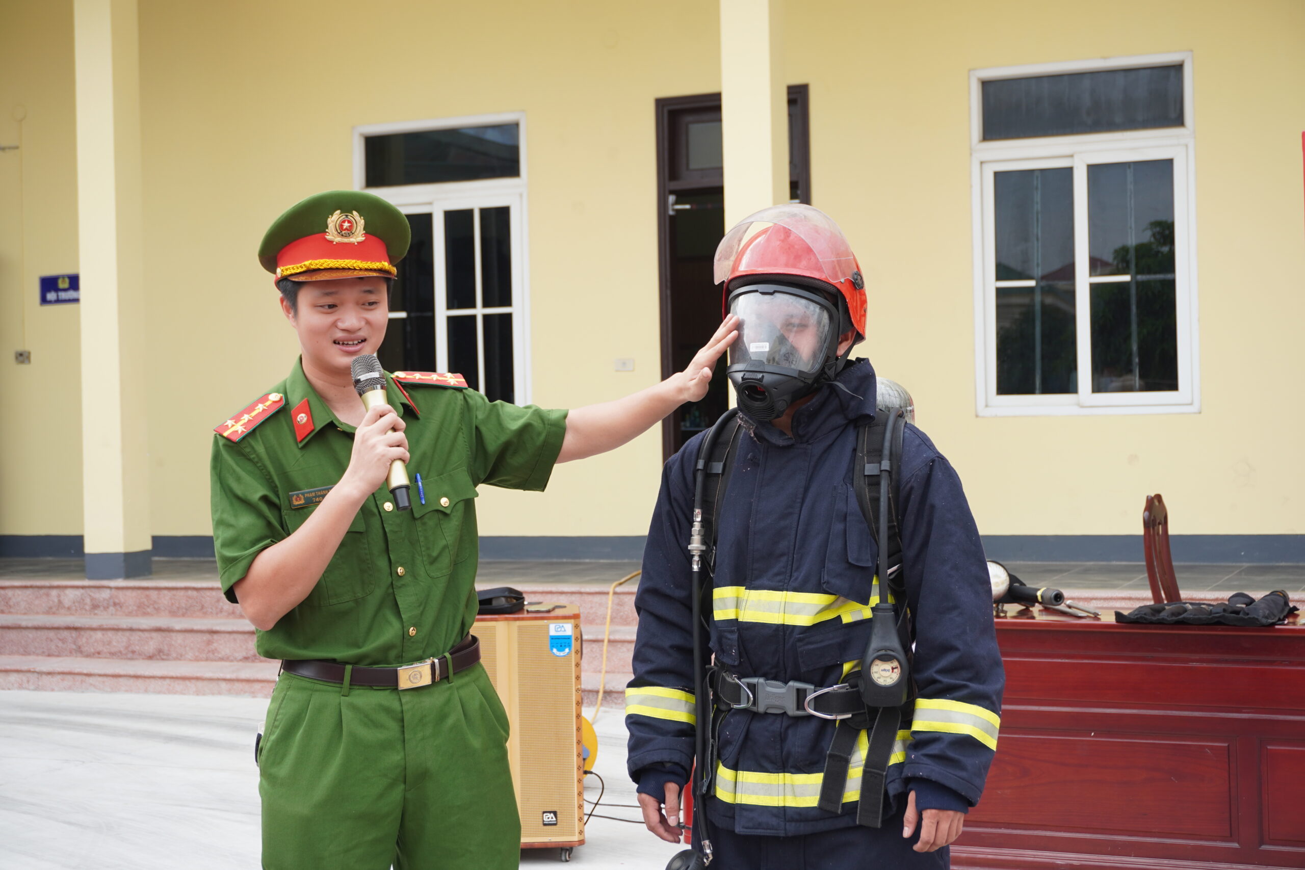 Đại úy Phạm Thành Trung cùng cán bộ, chiến sĩ Đội PCCC & CNCH số 2 trực tiếp hướng dẫn gần 100 học sinh