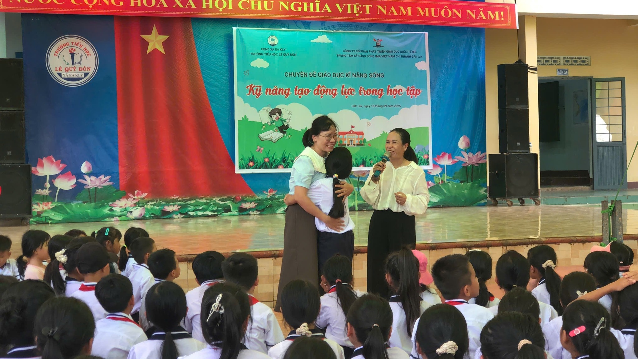 Khoảnh khắc xúc động khi con nói lên tâm sự của bản thân với thầy cô