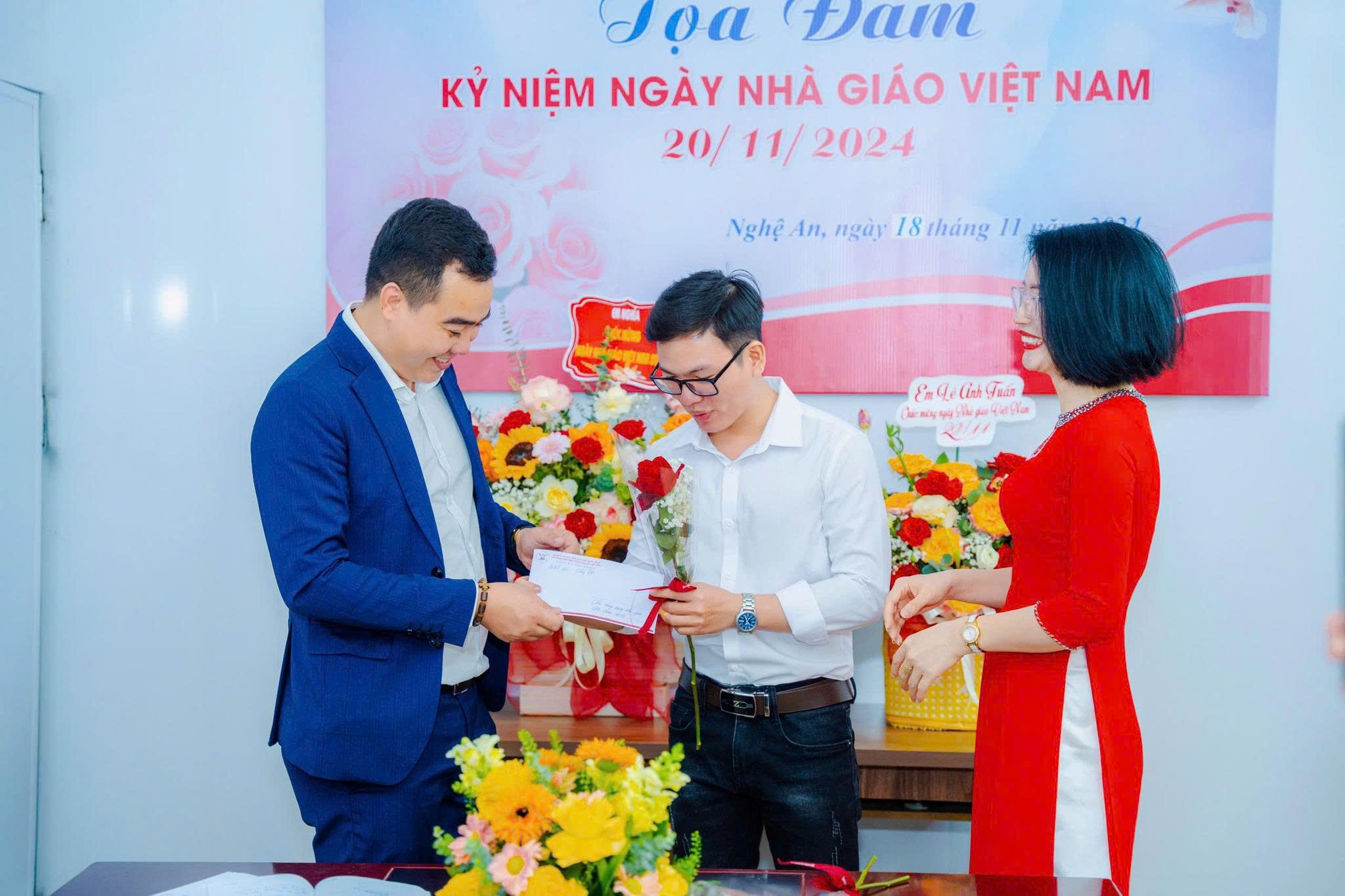 Ban lãnh đạo IMA Việt Nam trao tặng phần quà 20/11 cho anh Phan Anh Đức - Phòng Kỹ năng sống - IMA Việt Nam
