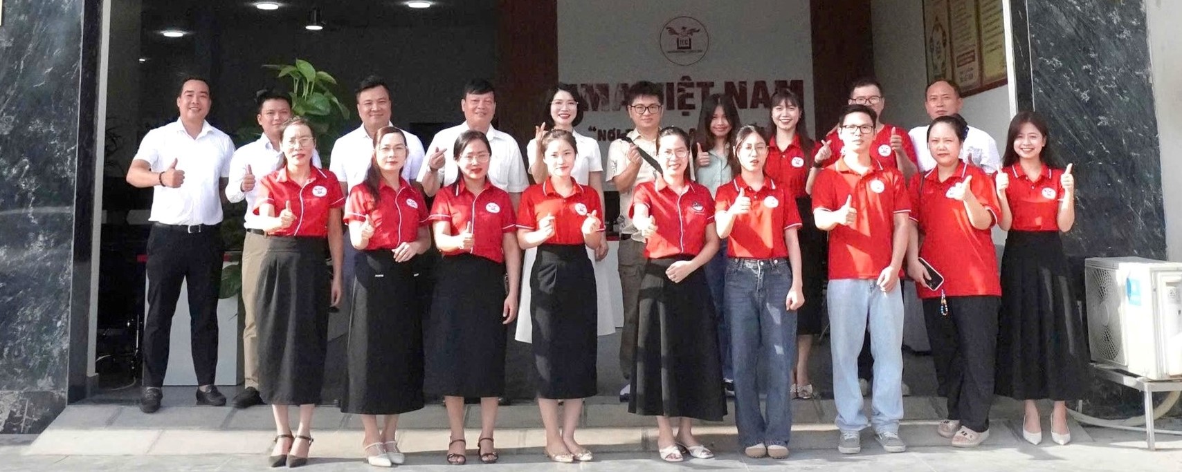 Ban lãnh đạo và tập thể cán bộ, nhân viên IMA Việt Nam