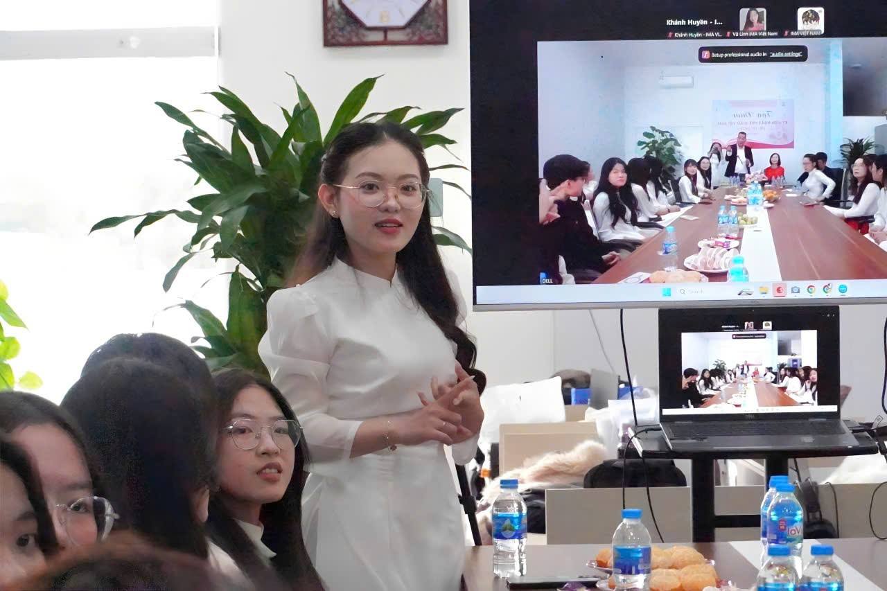 buổi tọa đàm còn là dịp để tập thể cán bộ – nhân viên và giáo viên cùng nhìn lại hành trình đã qua