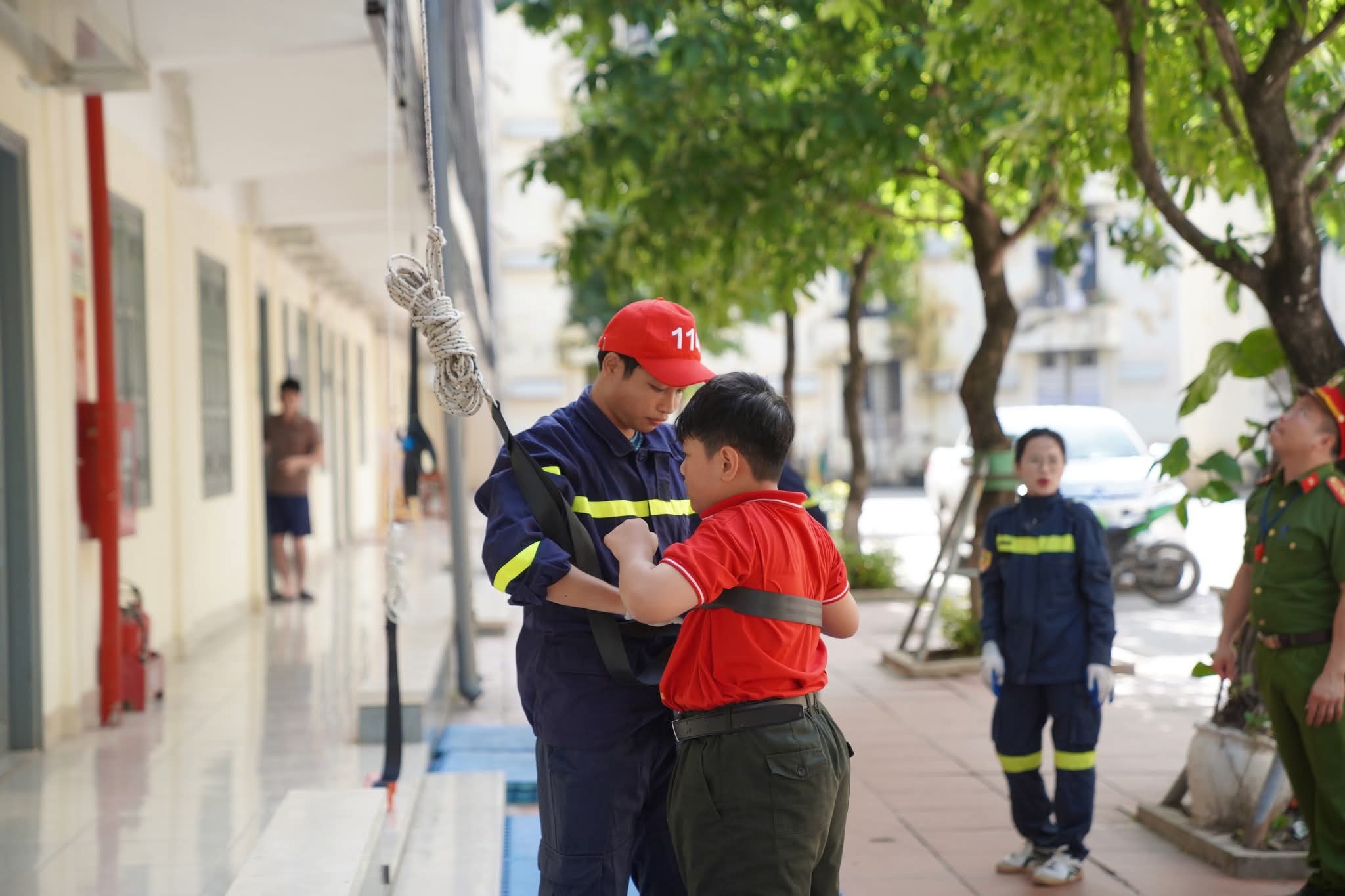Trại hè quân đội - Học Kỳ Công An: Thực hành trải nghiệm kỹ năng thoát hiểm trong các tình huống thực tế