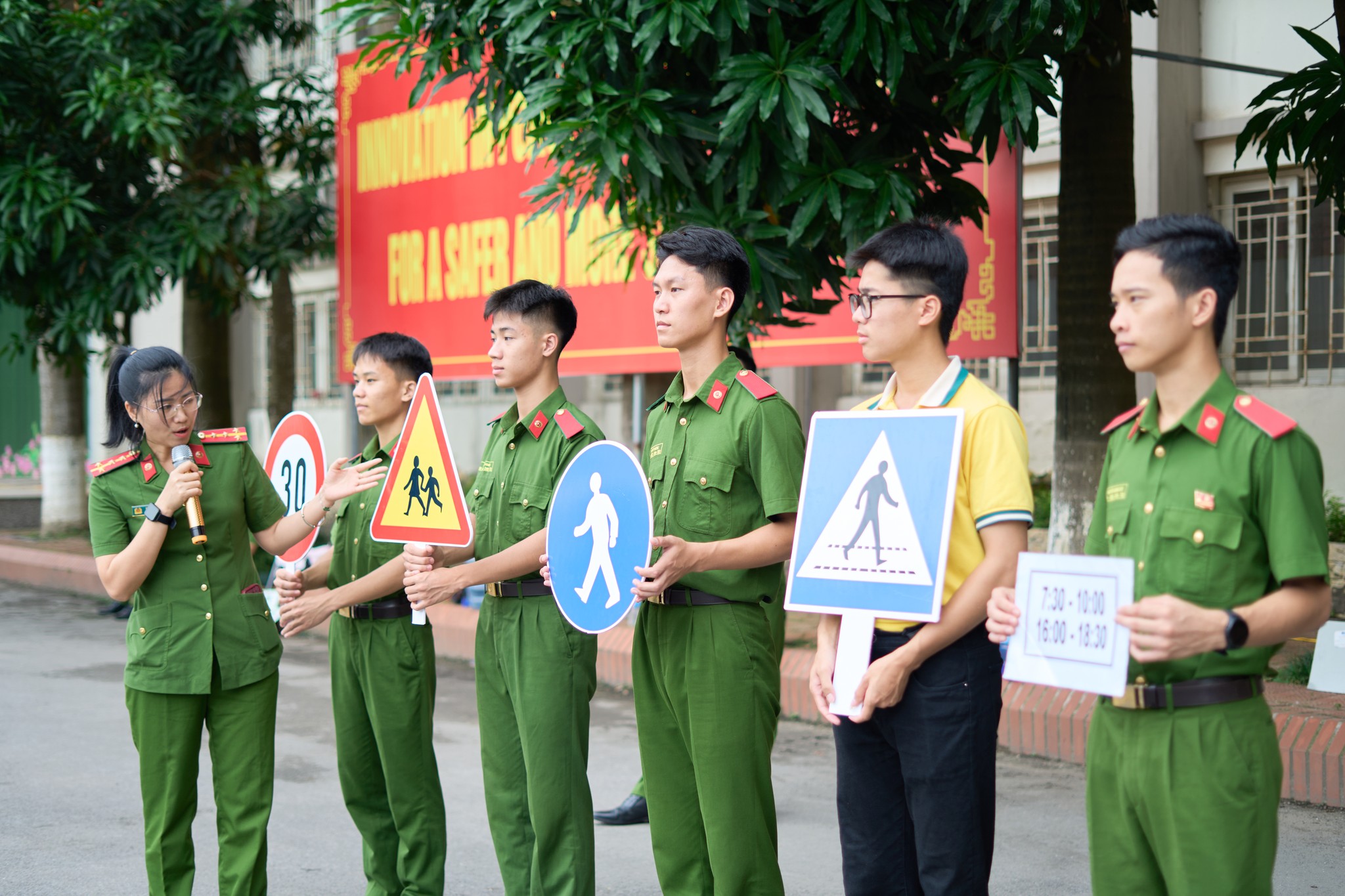 Học sinh được trang bị những kiến thức cơ bản về an toàn khi tam gia giao thông