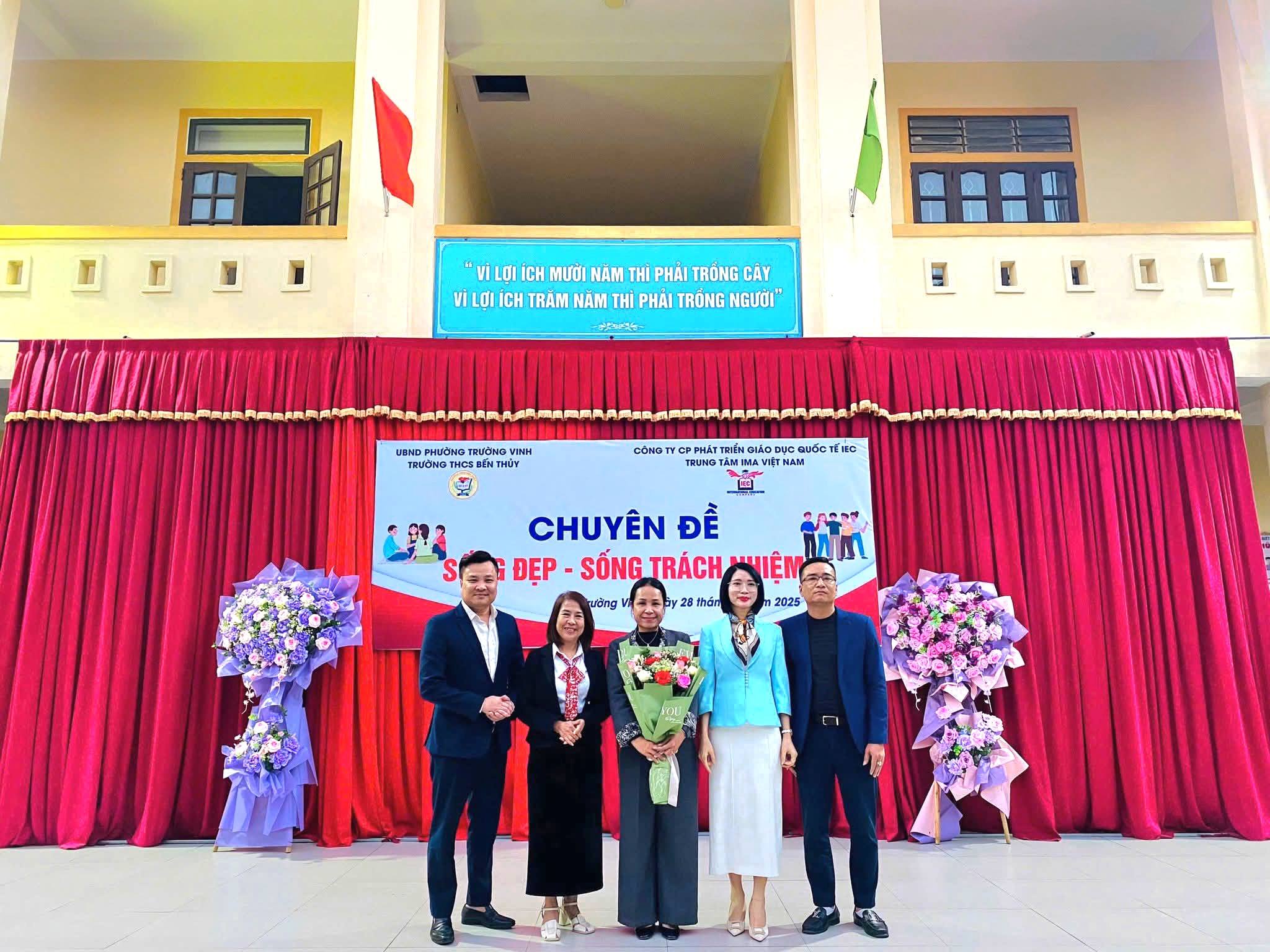 Ban lãnh đạo IMA Việt Nam và Ban giám hiệu trường Trường THCS Bến Thủy (Nghệ An)