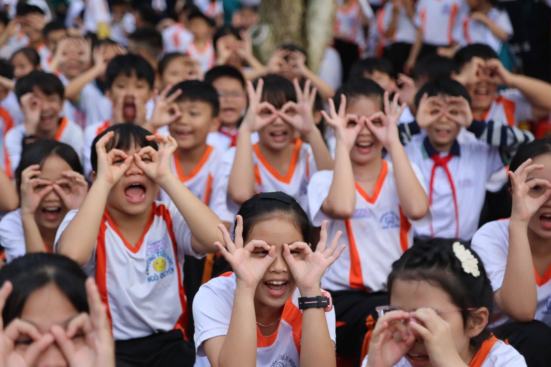 Chuyên gia Nguyễn Lệ Thủy mang đến cho học sinh Trường TH Ngô Quyền buổi trải nghiệm thú vị với chủ đề “Kỹ năng tạo động lực trong học tập”.