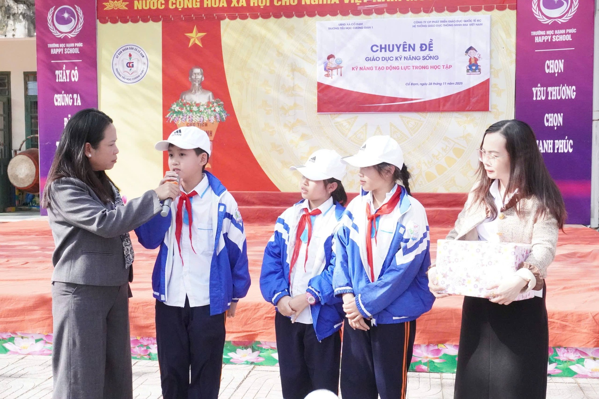 Học sinh trường TH Cương Gián 1 (Hà Tĩnh) mạnh dạn chia sẻ những suy nghĩ của bản thân với chuyên gia trong chuyên đề "Kỹ năng tạo động lực trong học tập"