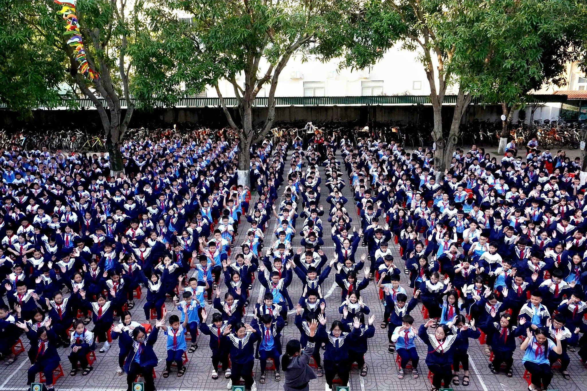 Hơn 1.000 trái tim trẻ của 29 lớp Trường THCS Bến Thủy (Nghệ An) trong hoạt động trải nghiệm giáo dục kỹ năng sống “Sống Đẹp – Sống Trách Nhiệm”,đầy cảm hứng và sôi động.