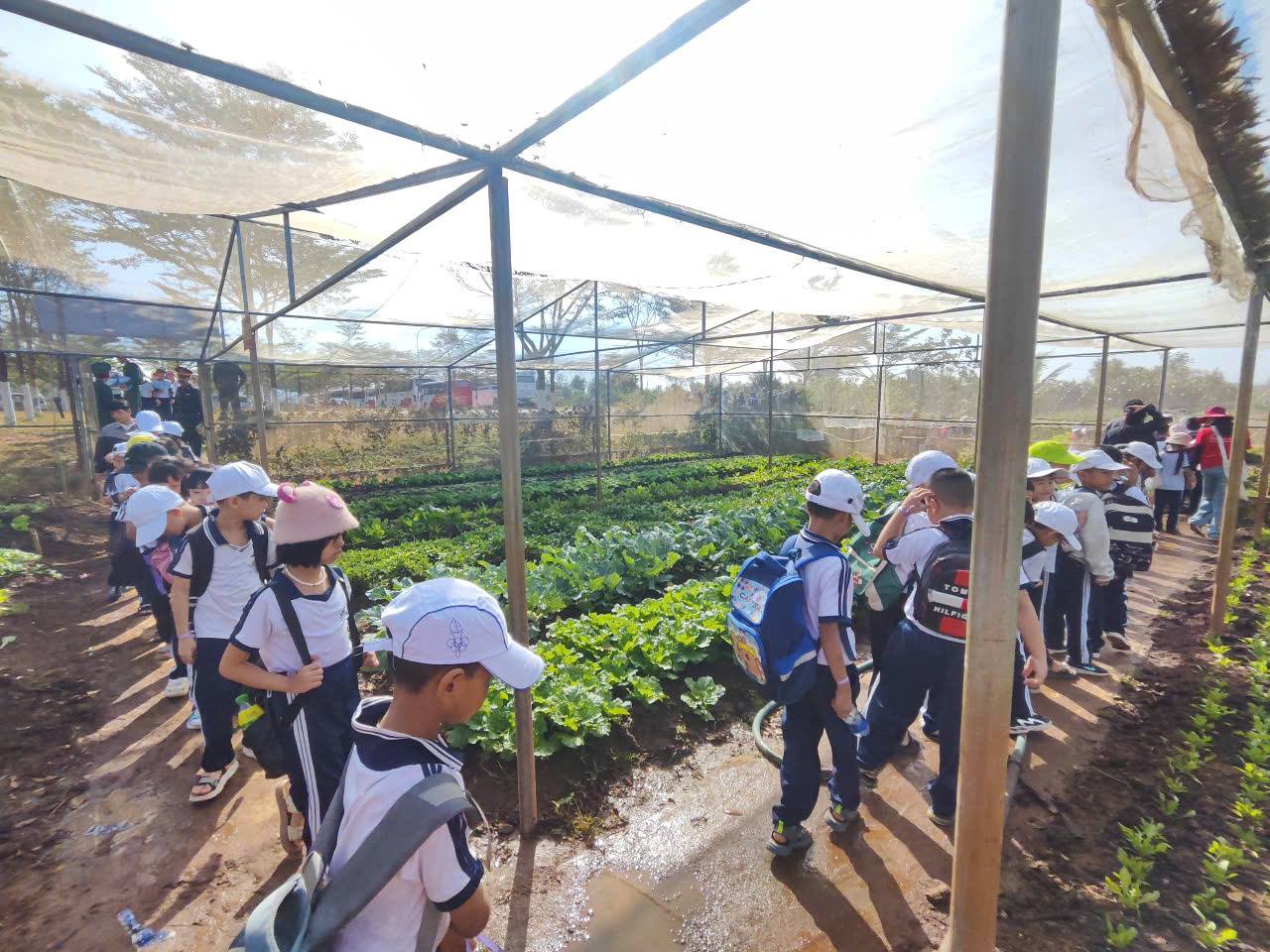 Học sinh tham quan, tìm hiểu mô hình tăng gia sản xuất của đơn vị