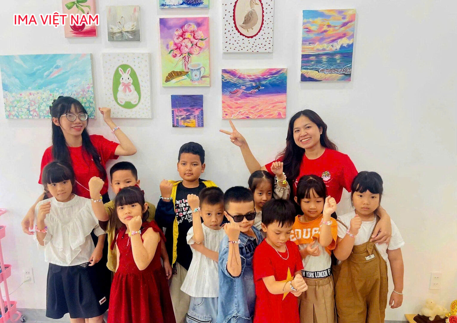 Thầy cô giáo và các em học sinh IMA Việt Nam tham gia workshop "Triển lãm tranh"