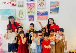 Thầy cô giáo và các em học sinh IMA Việt Nam tham gia workshop "Triển lãm tranh"