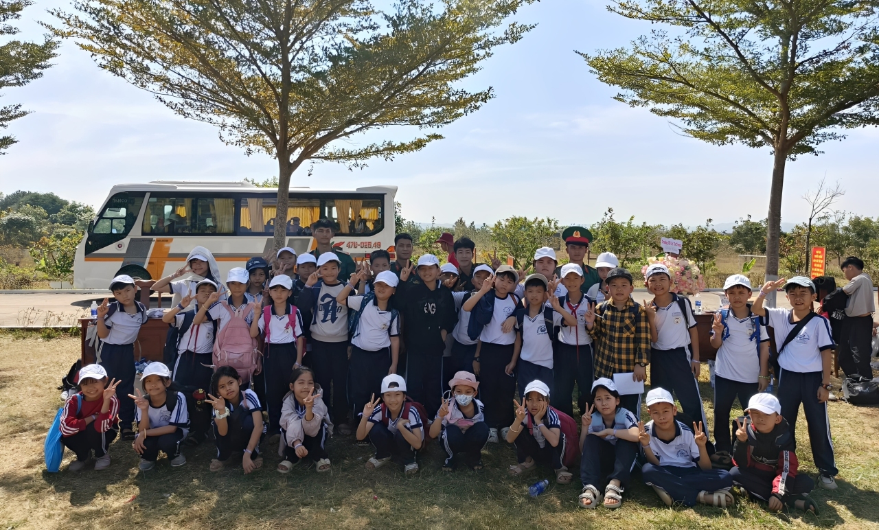 Hoạt động trải nghiệm cùng các em học sinh Trường Tiểu học Lý Tự Trọng tại Đội Trinh sát Cơ giới – tỉnh Đắk Lắk