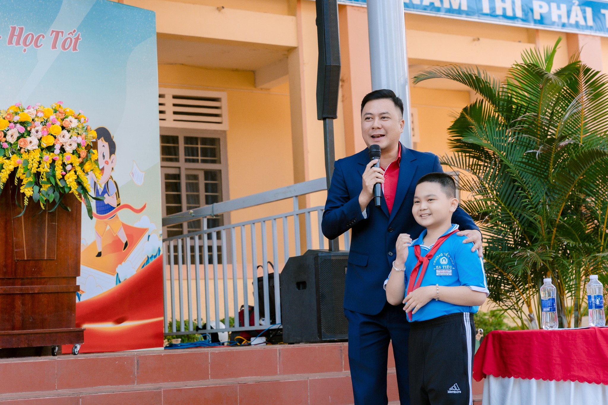 Học sinh tích cực trao đổi, tâm sự cùng Báo cáo viên, diễn giả Nguyễn Mạnh trường về chủ đề “Xây dựng tình bạn đẹp – phòng chống bạo lực học đường”