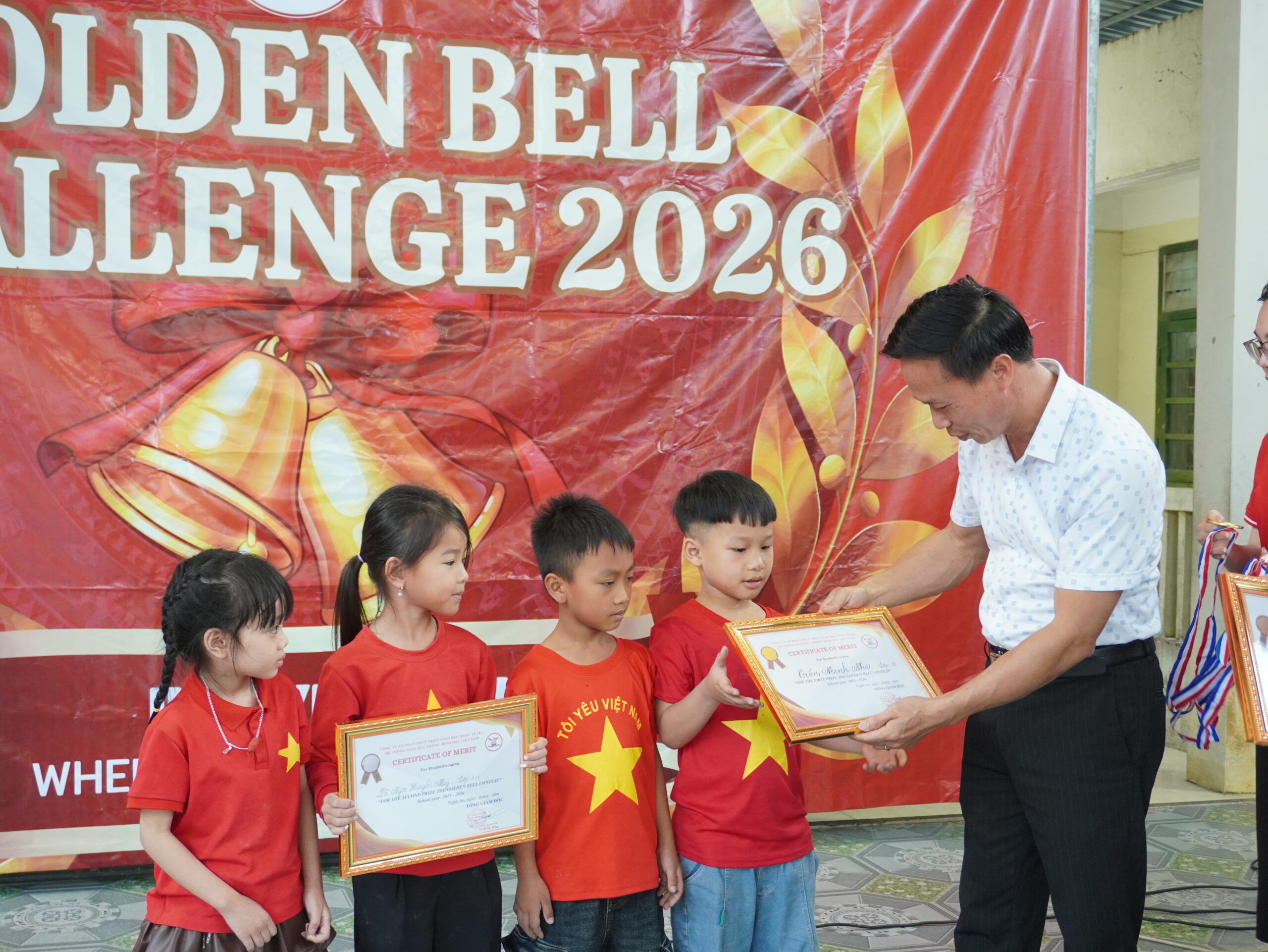 Thầy Lê Văn Hùng - Phó Hiệu trưởng Trường TH Diễn Bích trao thưởng cho bốn "chiến binh nhí" xuất sắc nhất.