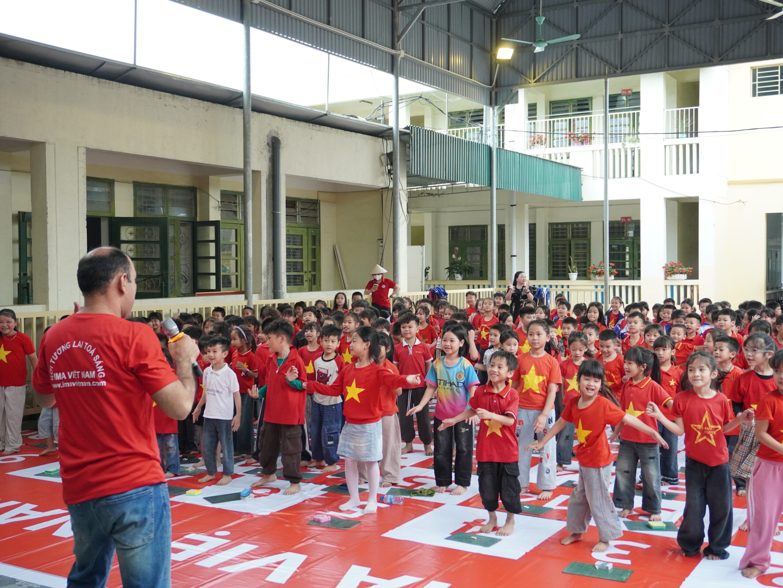 Học sinh trường Tiểu học Diễn Bích tự tin giao tiếp với thầy Sam