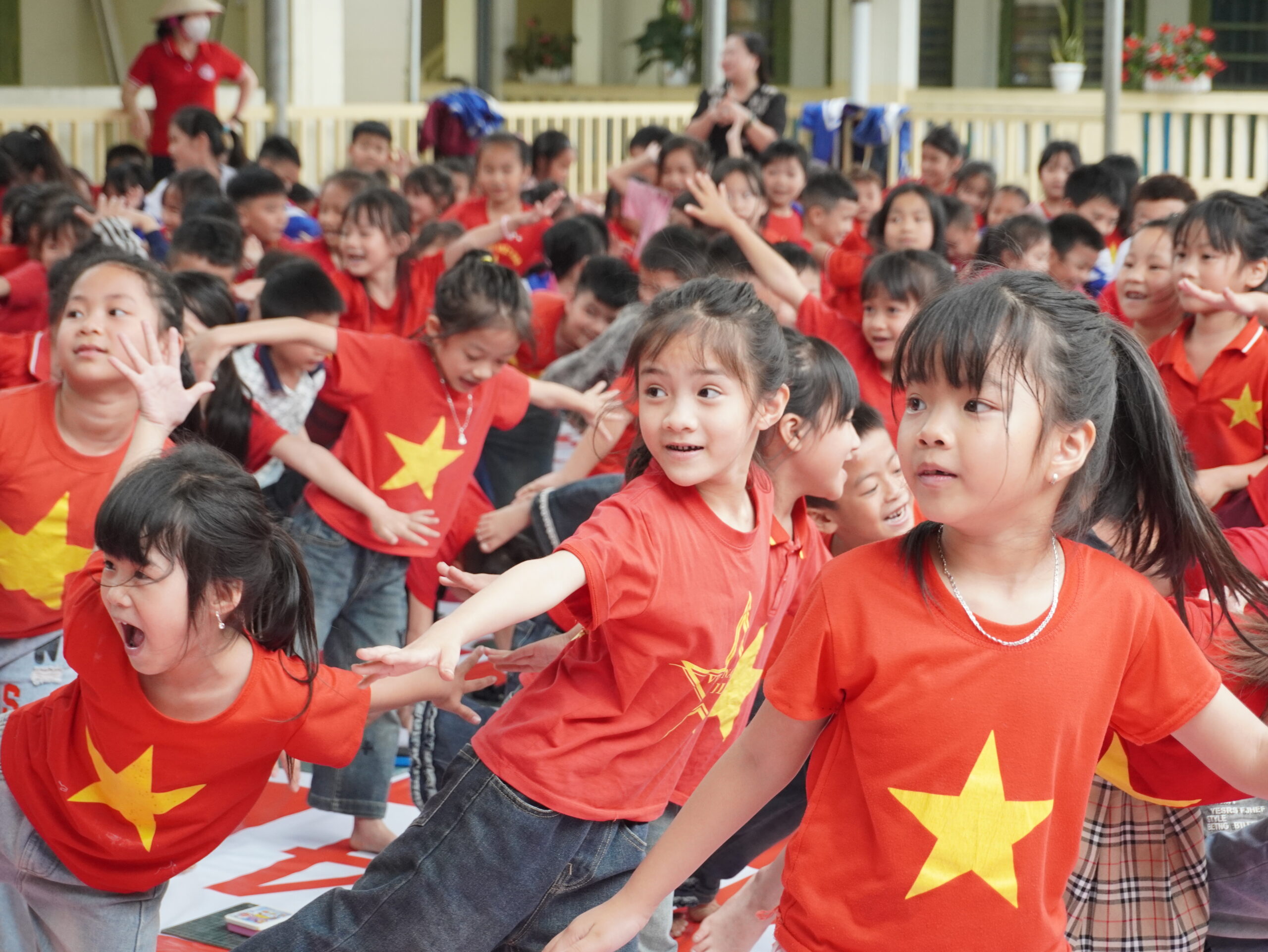 Các em học sinh tham gia các trò chơi thú vị, năng sộng