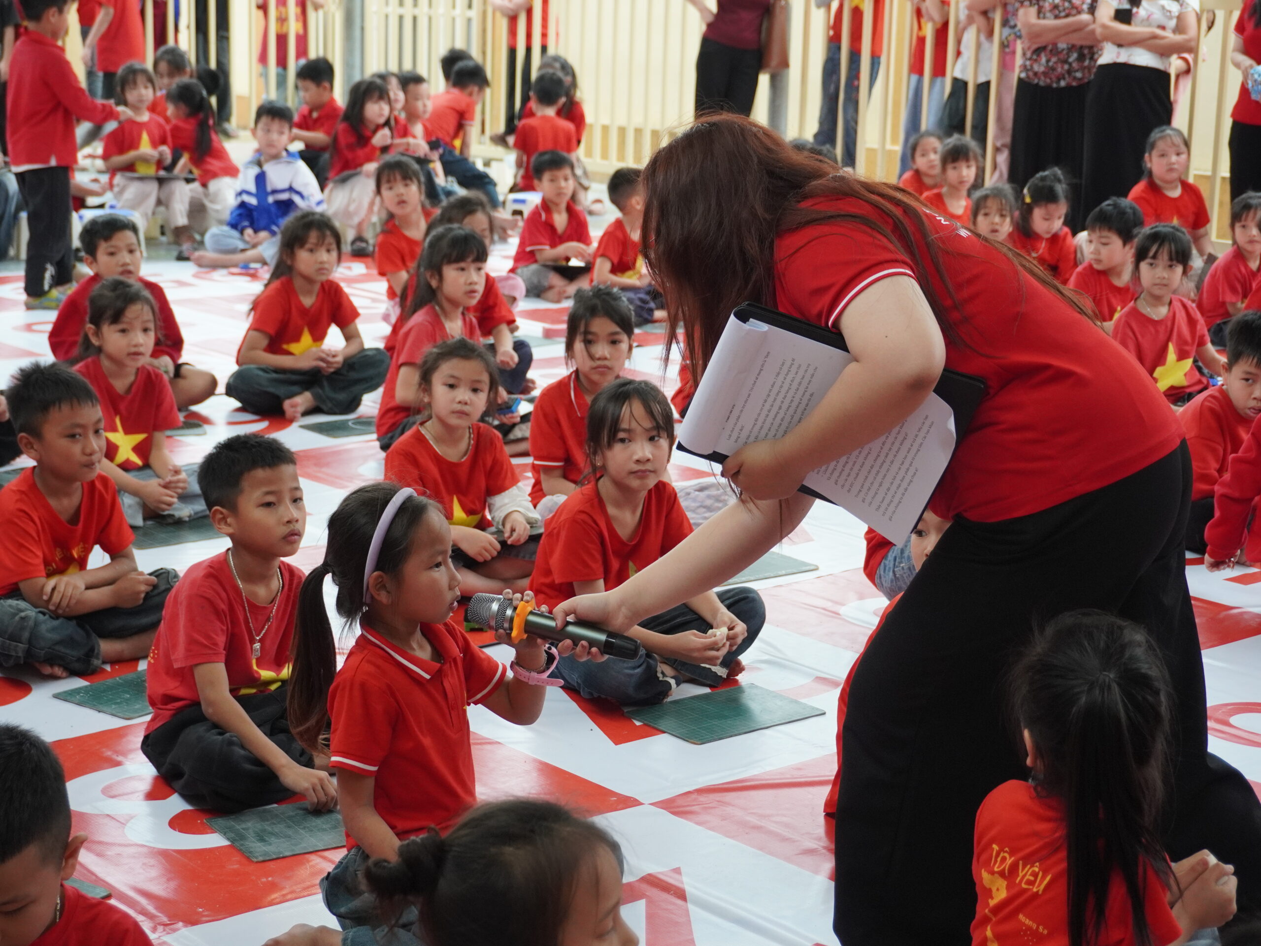 Học sinh tự tin trả lời bộ câu hỏi "Rung chuông vàng – Ring the Golden Bell”