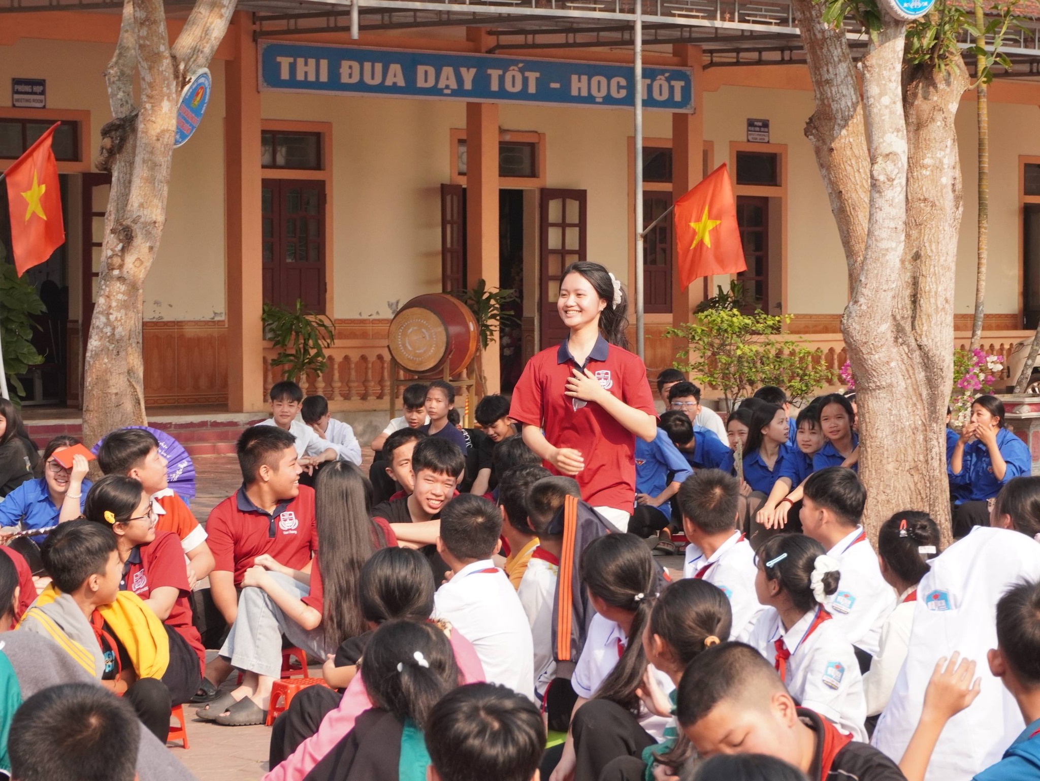 Học sinh thích thú, sẵn sàng được lên sân khấu trao đổi, tâm sự với thầy Nguyễn Duy Nhiên về câu chuyện học tập và định hướng nghề nghiệp của bản thân.