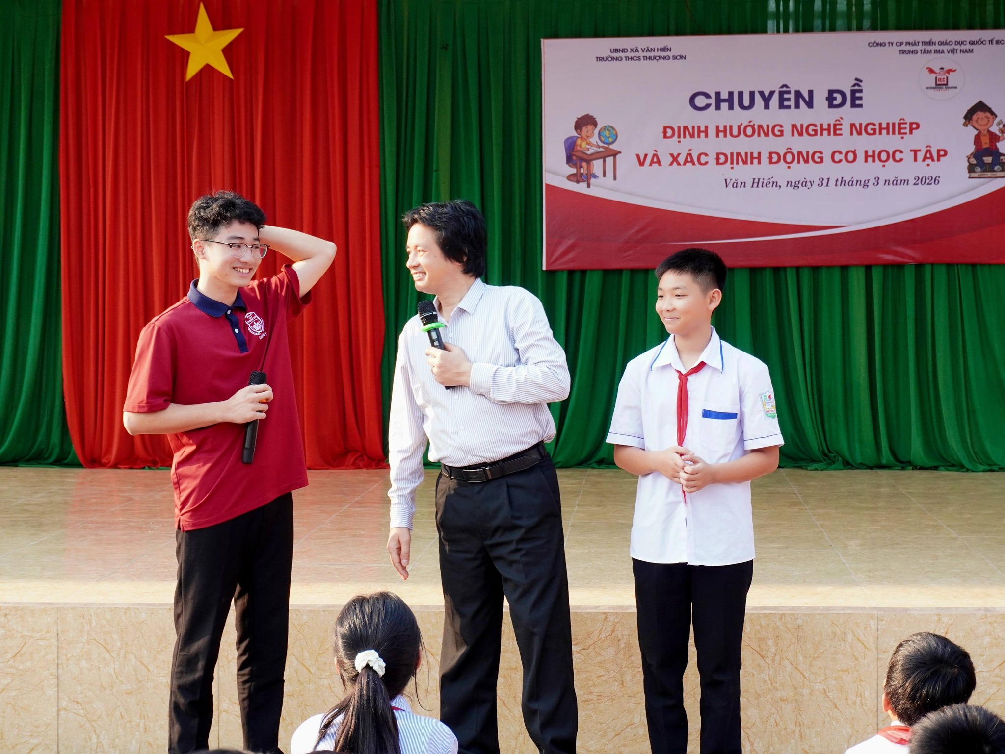 Học sinh hào hứng trước những tình huống được chuyên gia IMA Việt Nam – TS. Nguyễn Duy Nhiên khéo léo gợi mở, mang đến nhiều kiến thức mới lạ và bổ ích.