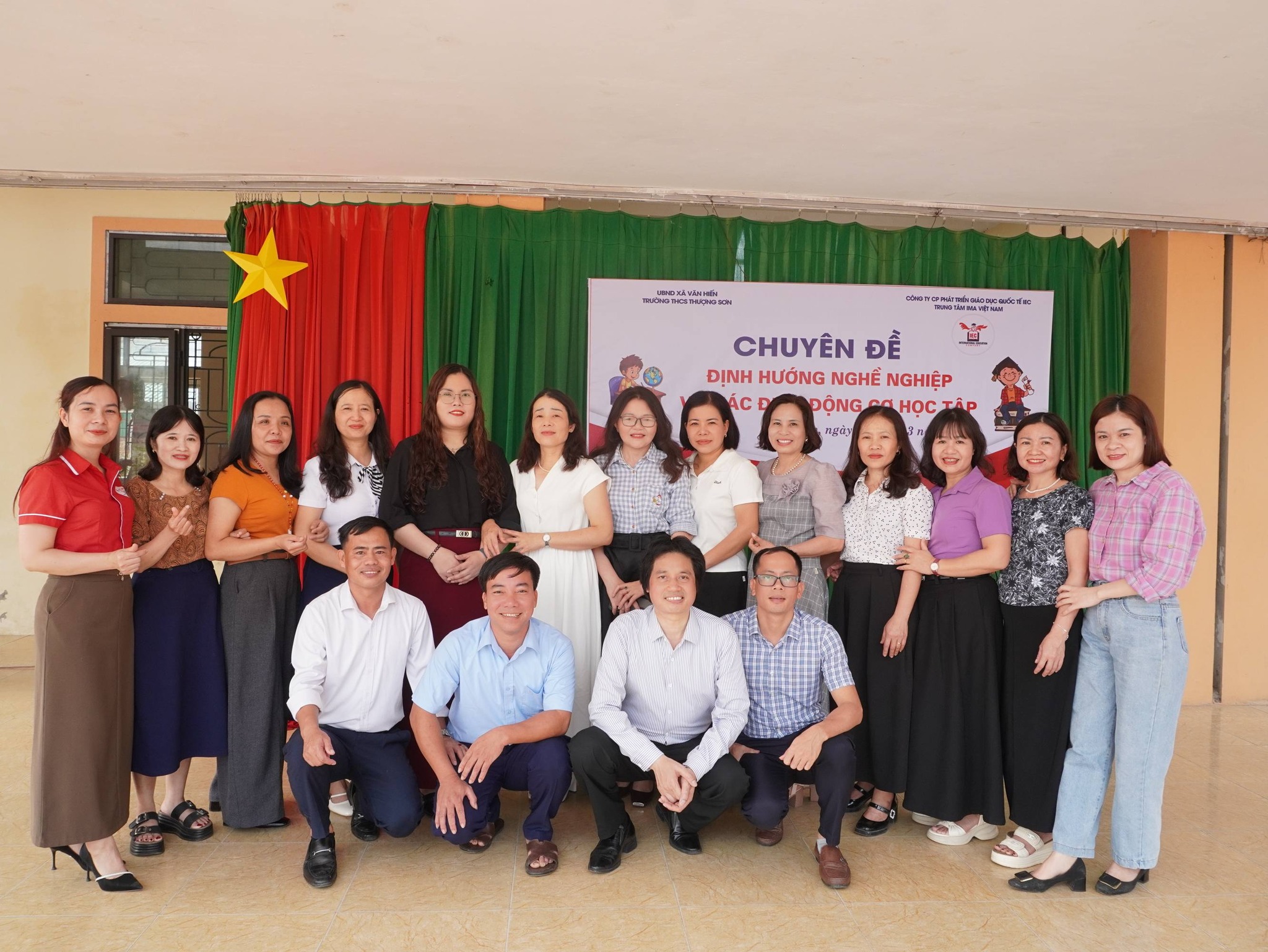 Chuyên gia TS. Nguyễn Duy Nhiên, đội ngũ chuyên môn IMA Việt Nam và tập thể cán bộ, giáo viên trường THCS Thượng Sơn, Nghệ An.