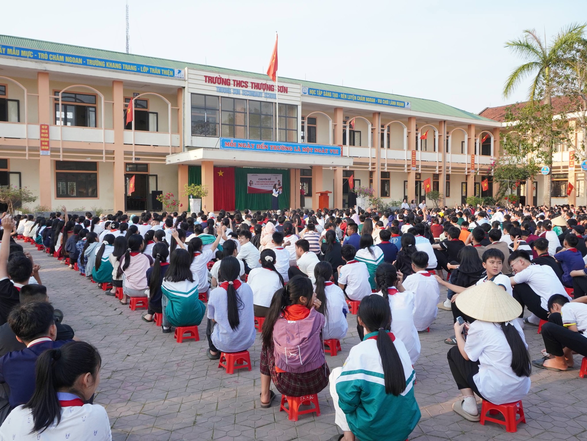 Hơn 600 em học sinh tham gia hoạt động trải nghiệm với chuyên đề: “Định hướng nghề nghiệp và xác định động cơ học tập" 