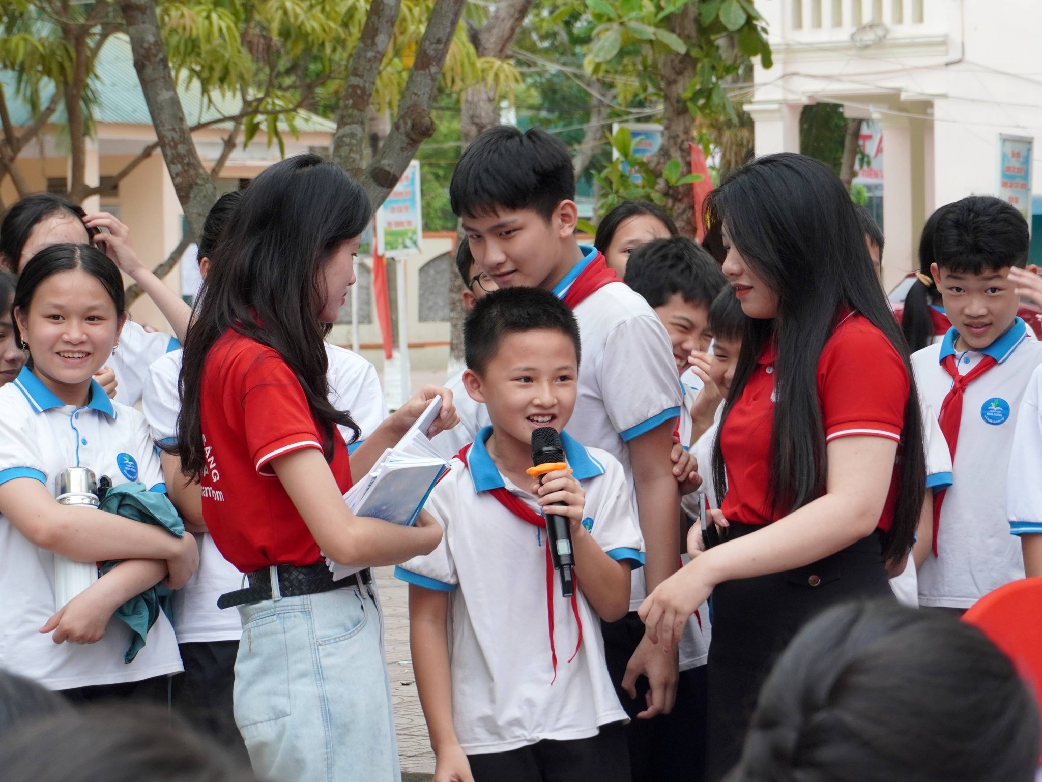 Các bạn học sinh thích thú tham gia trả lời gói câu hỏi dành cho khán giả để nhận về những phần quà hấp dẫn từ IMA Việt Nam.