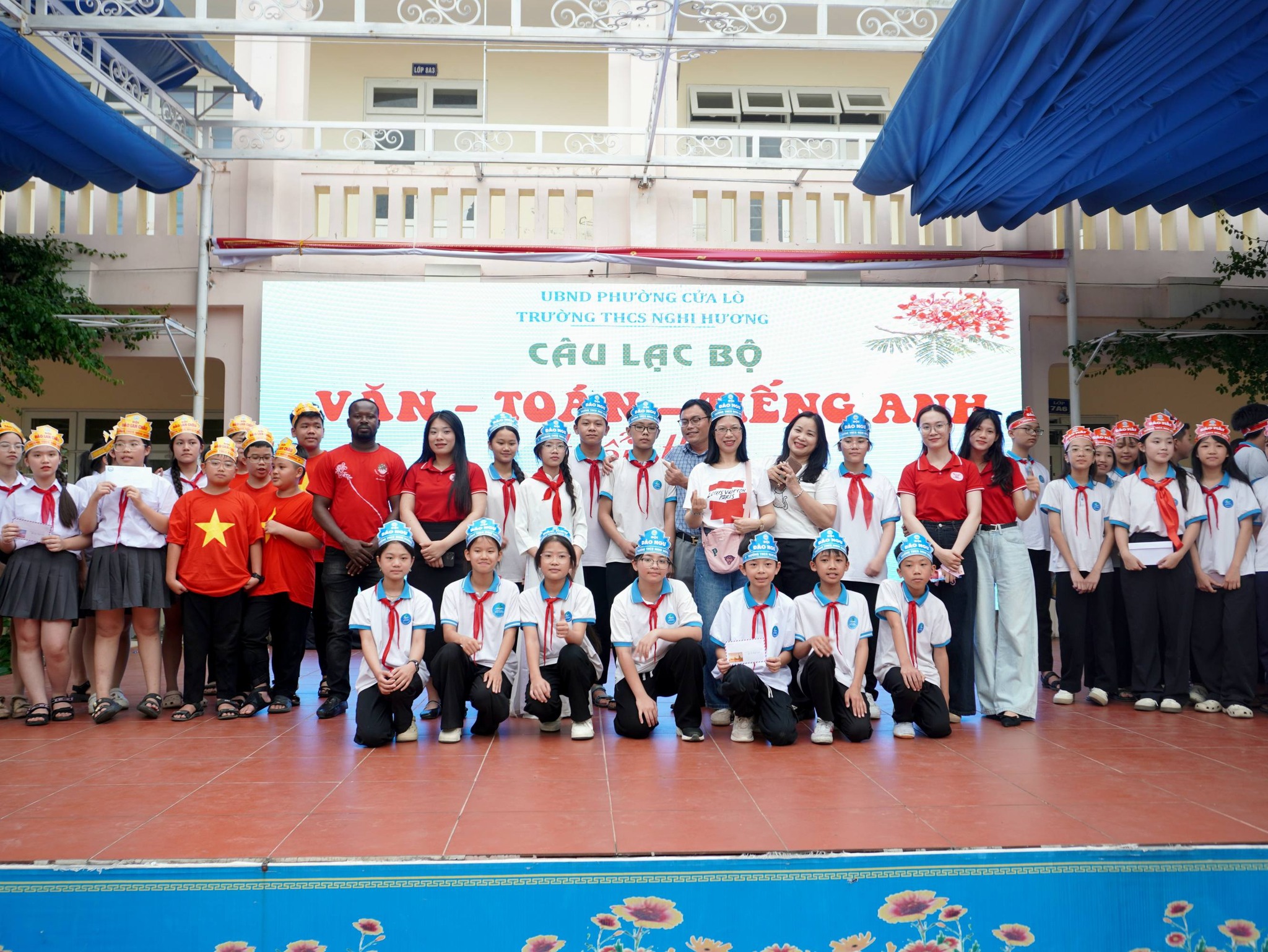 Đại diện IMA Việt Nam và Nhà trường trao thưởng cho các đội thi xuất sắc.