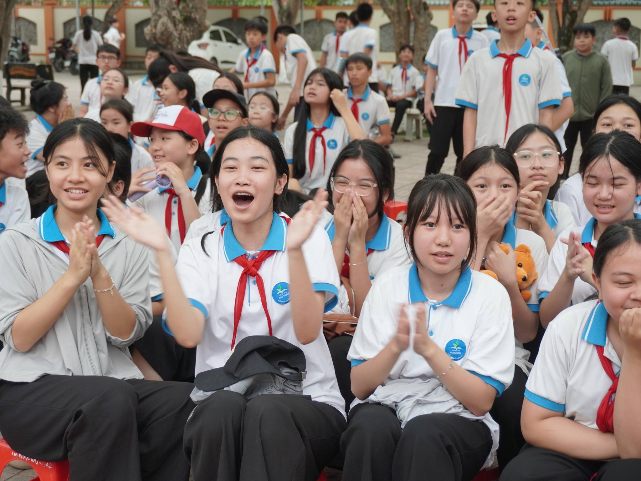  Sự cuồng nhiệt của các "cổ động viên" làm bùng nổ không gian trường học.