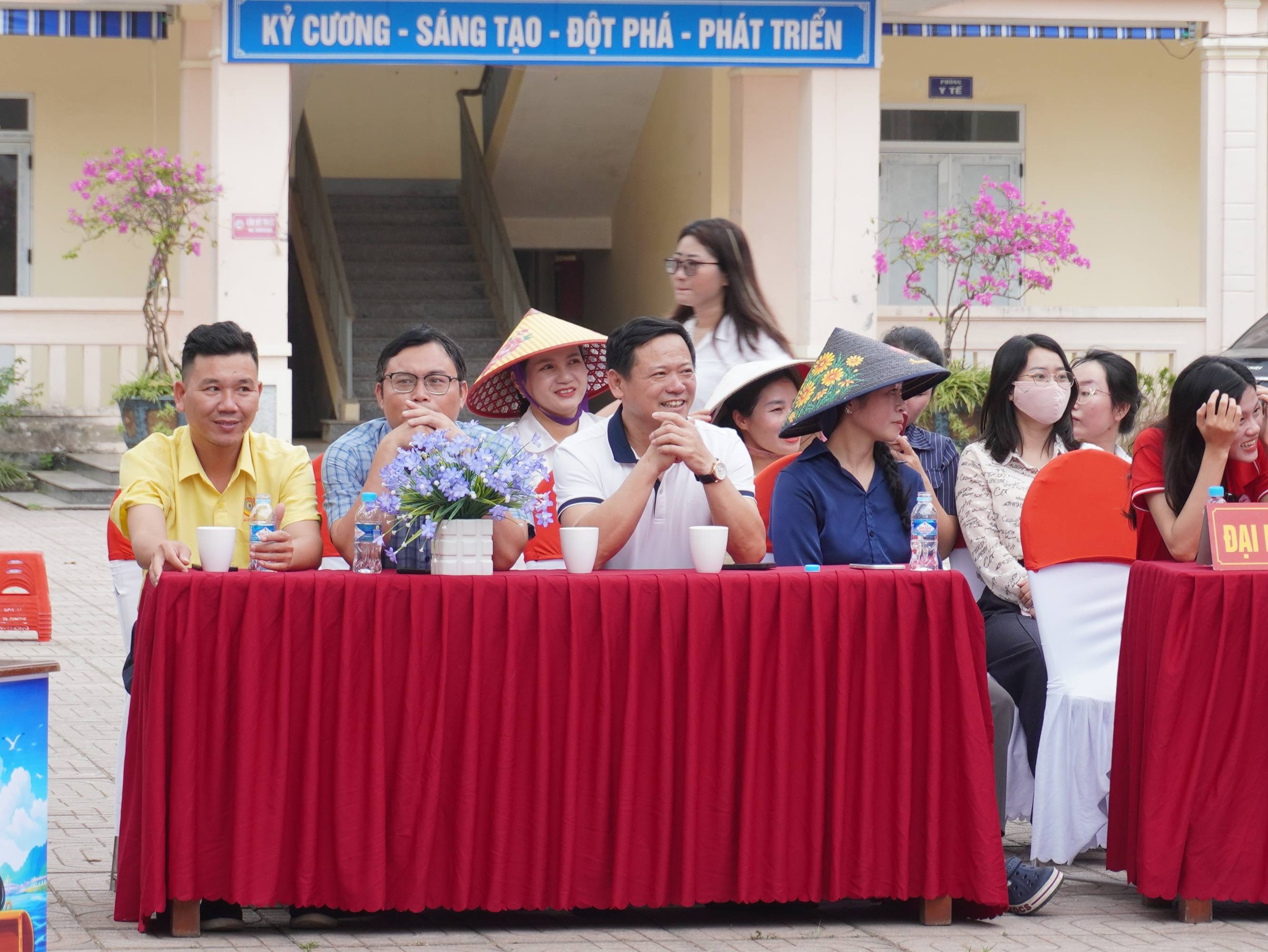 Ban đại diện cha mẹ học sinh đồng hành cổ vũ cho các con tại chương trình.