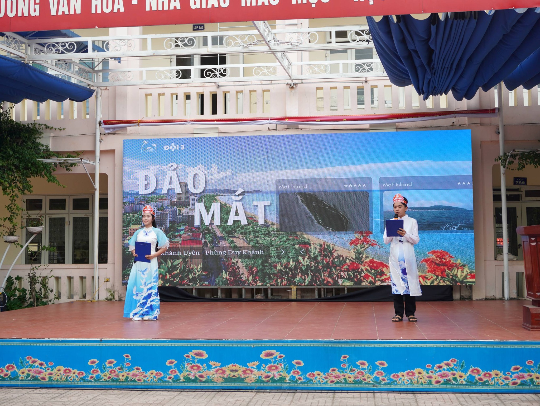 Đội "Đảo Mắt" tự tin thể hiện khả năng ngôn ngữ trong phần thi Tiếng Anh.