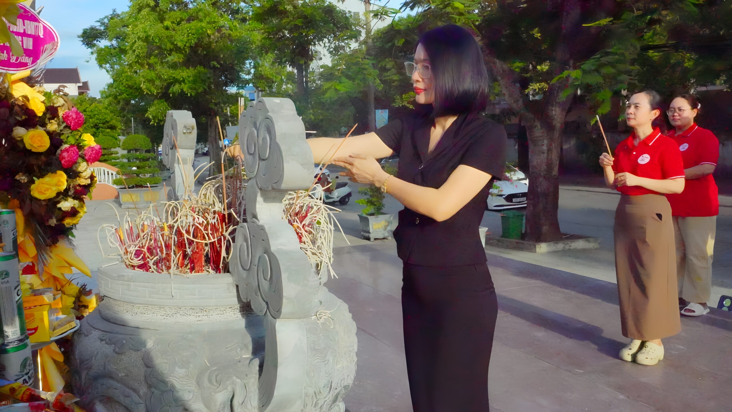 Bà Lê Thị Hường - Tổng Giám đốc IMA Việt Nam dâng hương tại khu tưởng niệm.